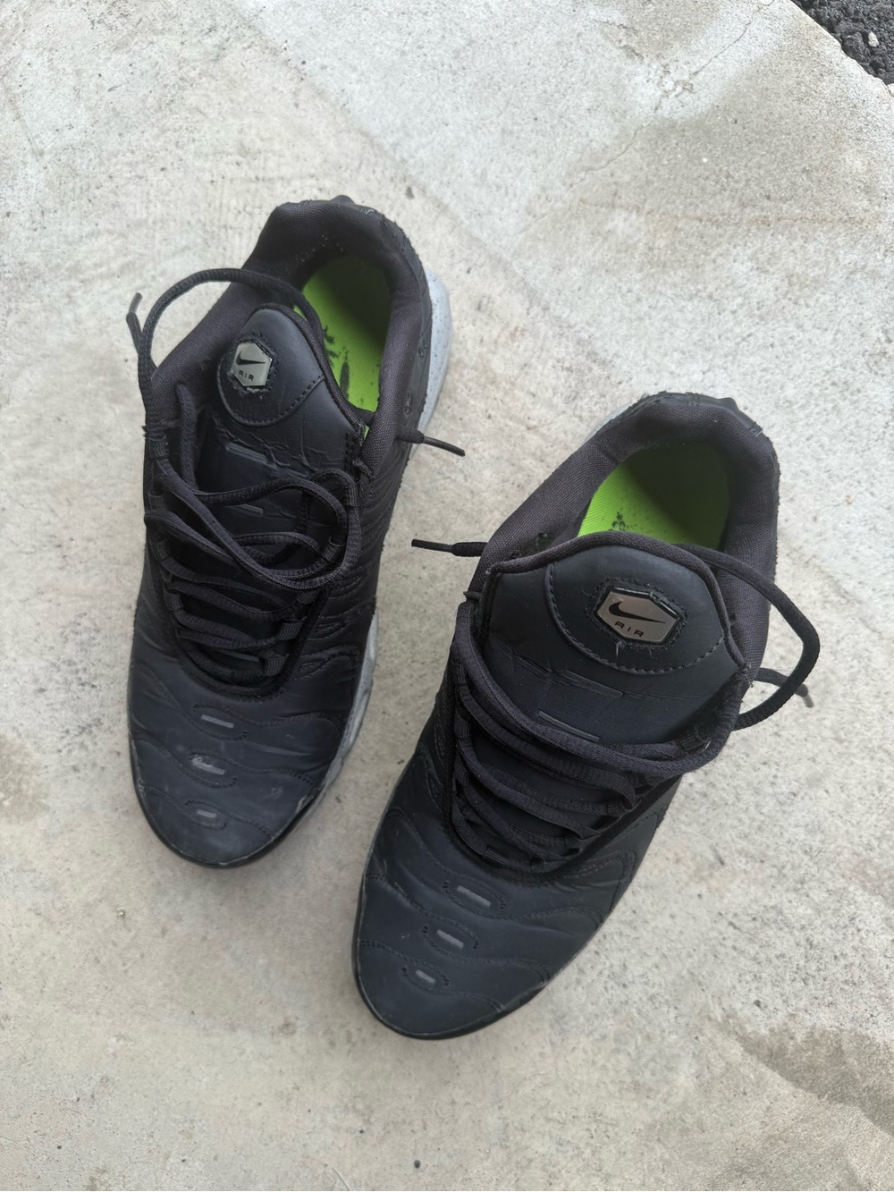 Nike Men's Black Athletic Sneakers with Gray Sole - Picture 4 of 5